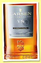 Larsen ‘VS’ (40%, OB, Single Grape, +/-2025) Larsen ‘VS’ (40%, OB, Single Grape, +/-2025)